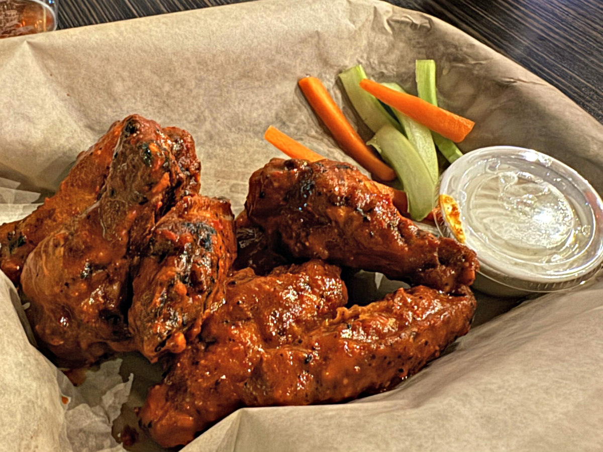 Review: At Everett’s, time, brine and custom sauces make the chicken wings stand out